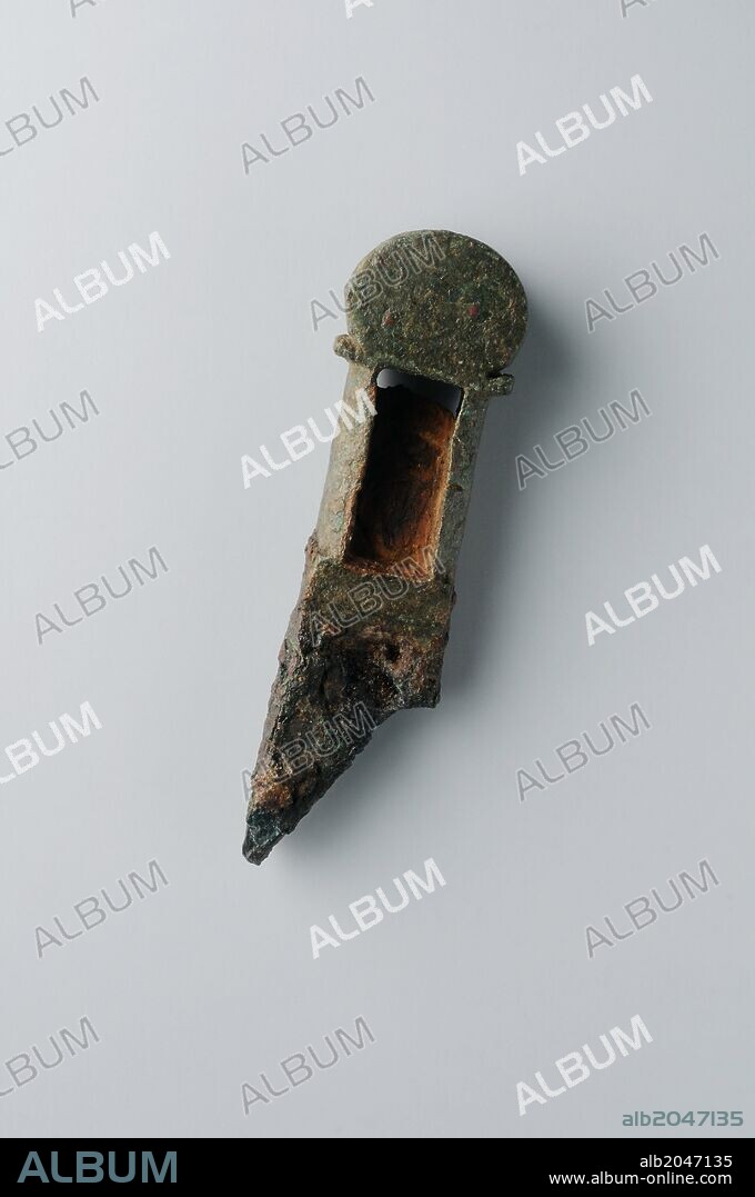 Contera hecha en bronce de vaina de espada . Longitud 70 mm Ancho 15 mm ( Siglo I - III d. C ) - Epoca romana procedente de la " Casa de Hippolytus " - Yacimiento arqueológico de Complutum en Alcalá de Henares ( Madrid ). ESPAÑA .