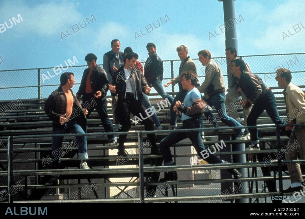 JEFF CONAWAY, BARRY PEARL, TRAVOLTA JOHN, MICHAEL TUCCI and KELLY WARD. BARRY PEARL, JEFF CONAWAY, JOHN TRAVOLTA, KELLY WARD and MICHAEL TUCCI in GREASE, 1978, directed by RANDAL KLEISER. Copyright PARAMOUNT PICTURES.
