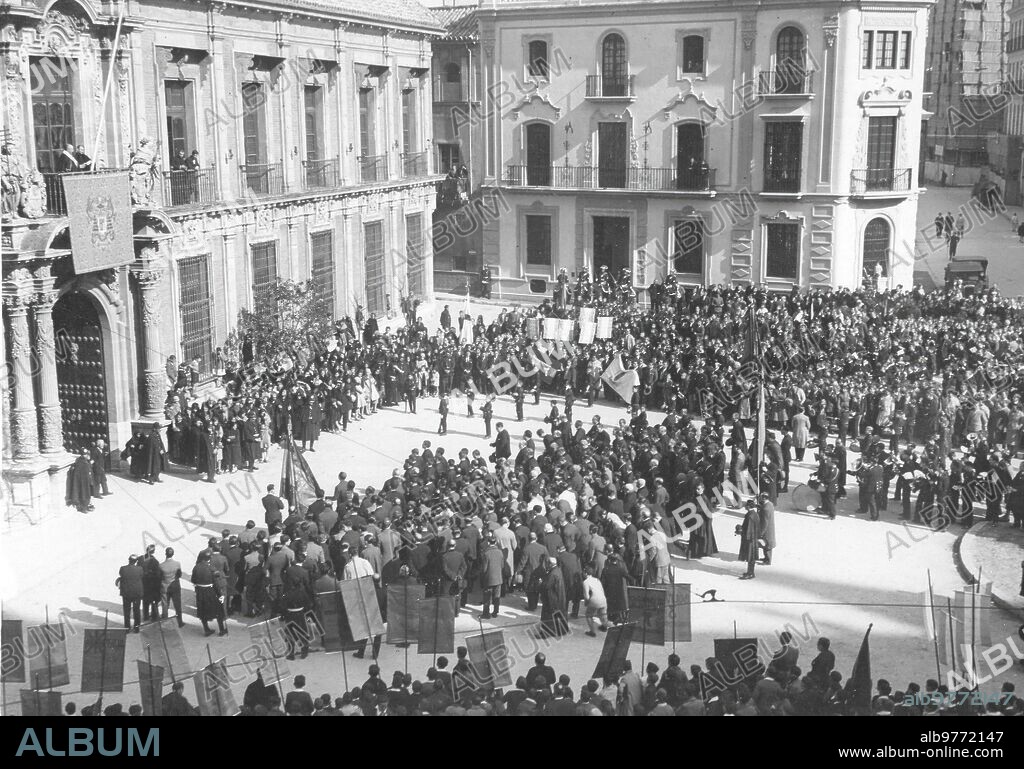 S.E. el cardenal Ilundain desde el balcón de su palacio Dando la bendición A los Manifestantes que Recorrieron la población con motivo de las Solemnes Fiestas Celebradas en homenaje al beato Juan Bosco (Byn 2022).