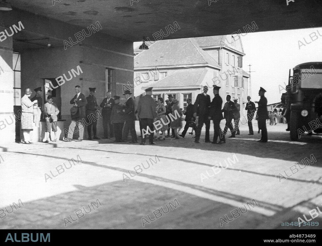 GERMANY around 1930. Orig. caption ... DIRECTION POLAND. An image report from the Upper Silesian-Polish border, a contemporary document. Beuthen Station. Part of the station is Polish. The border control simply takes place at the train station, even though the actual Polish border is only a few kilometers away. Here the Poles are only guests of the German Empire. Photo: Presse-Photo / AB Text & Bilder / SVT / Code: 5600 Folder: Borders - Control 5174 A Slideshow Photo reportage Travelers Upper Silesia - historical German area in Central Europe with German and Polish population. The area was divided after the First World War between Germany and Poland. After World War II, the area became part of Poland. Beuthen - now Bytom in Poland sites: SCHLESIEN; OBERSCHLESIEN; BEUTHEN; POLAND; GERMANY PhotoDate: 193? - ?? - ??.