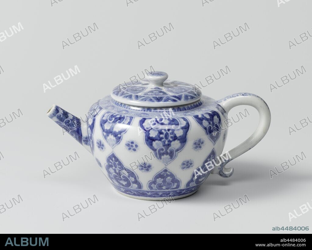 Teapot lappet motif and blossoms, Porcelain teapot with handle, straight spout and flat lid with button, painted in underglaze blue. On the wall alternately large and small leaf-shaped cartouches from the foot and depending on the shoulder, filled with tendrils in reserve, loose blossoms between the boxes, around the foot a band with curl in reserve, a band of napkins around the shoulder, the spout with tendrils in reserve and loose blossoms, curl on the ear. The lid with the same pattern with leaf-shaped cartouches and a band with a geometric motif, a flower on the button. Marked on the bottom with the character 'Yù', jade. Blue White., anonymous, China, c. 1700 - c. 1724, Qing-dynasty (1644-1912) / Kangxi-period (1662-1722) / Yongzheng-period (1723-1735), porcelain (material), glaze, cobalt (mineral), vitrification, h 9 cm l 17 cm d 12 cm d 6.2 cm.