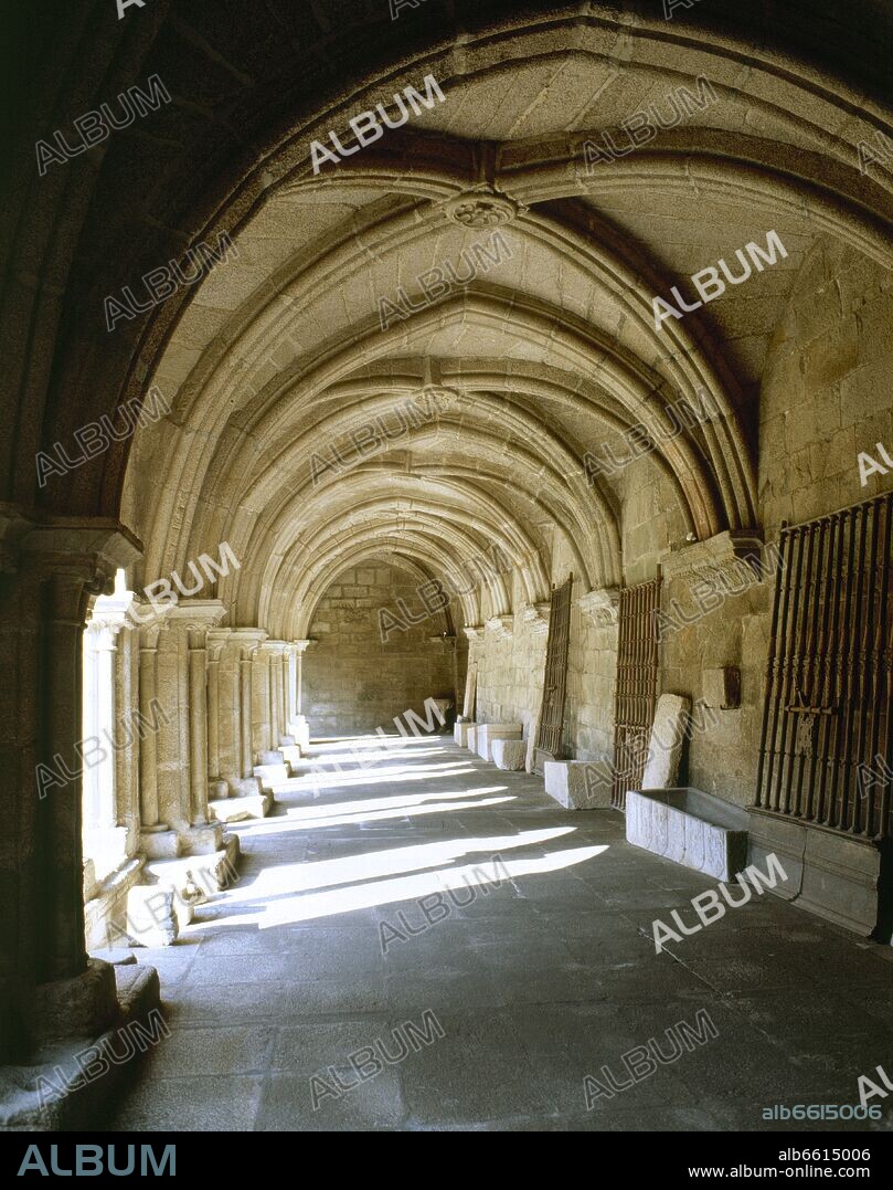 CLAUSTRO- S XII/XIII-ARQUITECTURA ROMANICA TARDIA-BOVEDA DE CRUCERIA.