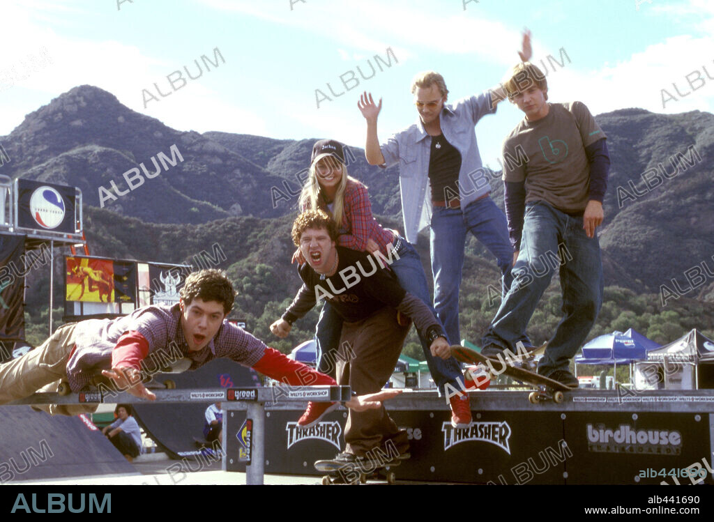 ADAM BRODY, JENNIFER MORRISON, JOEY KERN, MIKE VOGEL and VINCE VIELUF in GRIND, 2003, directed by CASEY LA SCALA. Copyright WARNER BROS. PICTURES / ROBINETTE, DALE.