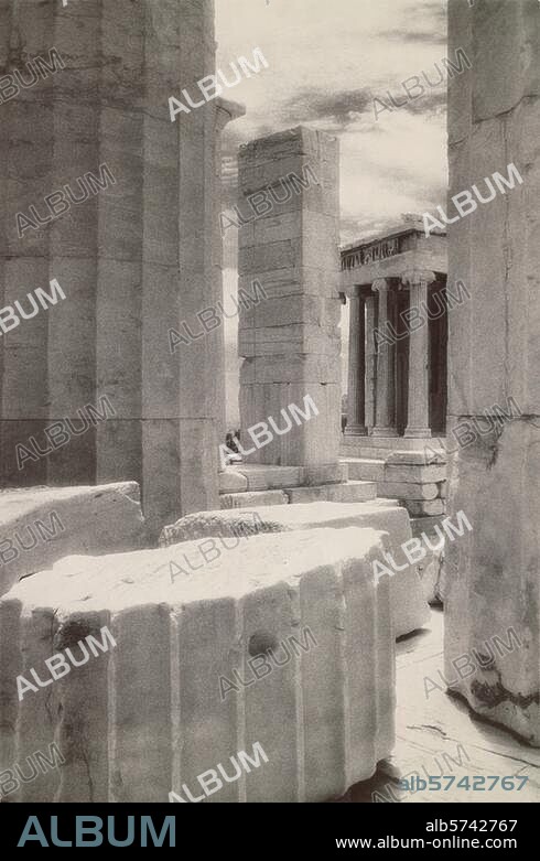 Athen (Griechenland), Akropolis, Propyläen. (Torbau zur Akropolis; erbaut 437-432 v. Chr. von Mnesikles). Blick vom Südflügel auf den Tempel der Nike Apteros (421 v. Chr. von Kallikratres). Foto, 1998.
