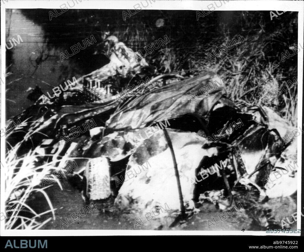 11 mayo 1957. Estado en el que Quedó el automóvil que Pilotaba el Marqués de Portago después de Estrellarse contra la barrera de Espectadores que Presenciaban en Mantua el paso de los Participantes en la carrera Italiana de Las "mil Millas".