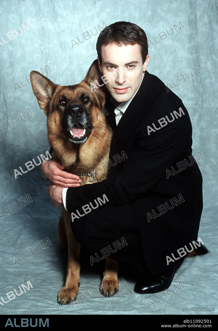 Brandter (GEDEON BURKHARD), who was transferred from the police dog squad to the homicide squad after losing his dog, visits Rex, who has refused to sleep or eat since Moser's death, in Moser's house. With sensitivity and a lot of understanding, he finally wins Rex's trust. Together with Rex, Brandter and his team start pursuing the Mafiosi... Director: Udo Witte aka. The New One / Title: COMMISSIONER REX / BRD 1997.