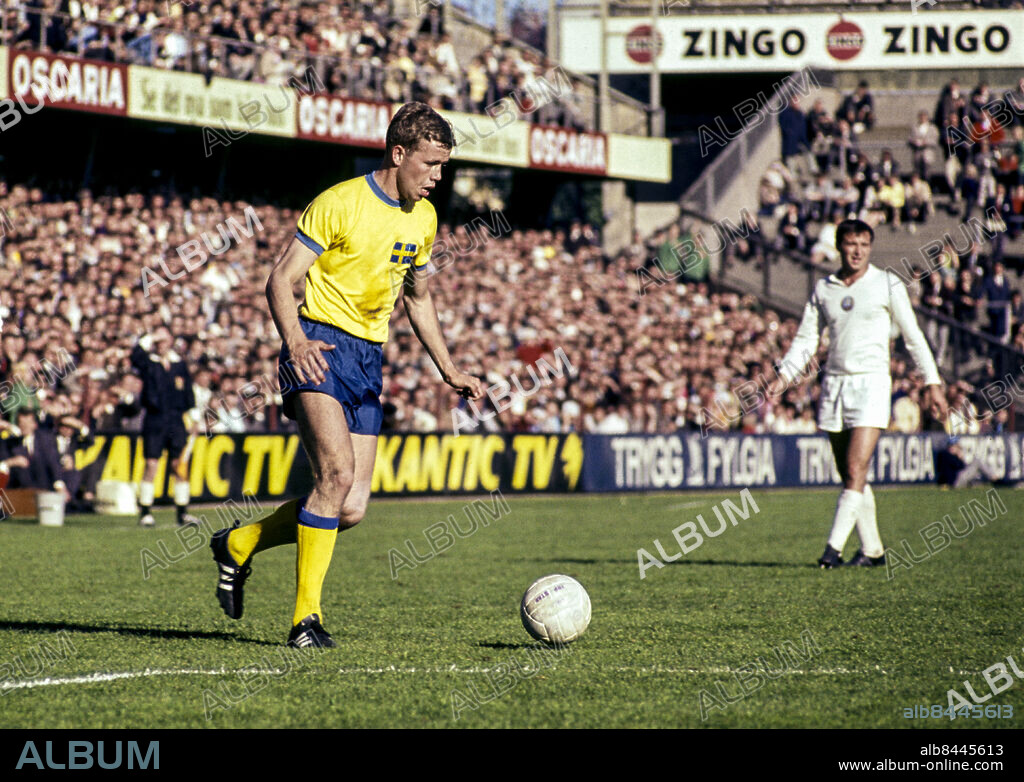 ARKIV STOCKHOLM 1967-06-11. Sveriges Hans Selander i aktion med bollen i EM-kvalmatchen i fotboll mellan Sverige och Bulgarien på Råsunda fotbollsstadion i Solna 11:e juni 1967. Bulgarien vann matchen med 2-0.. Foto: Jan Collsiöö / TT / Kod: 1001.