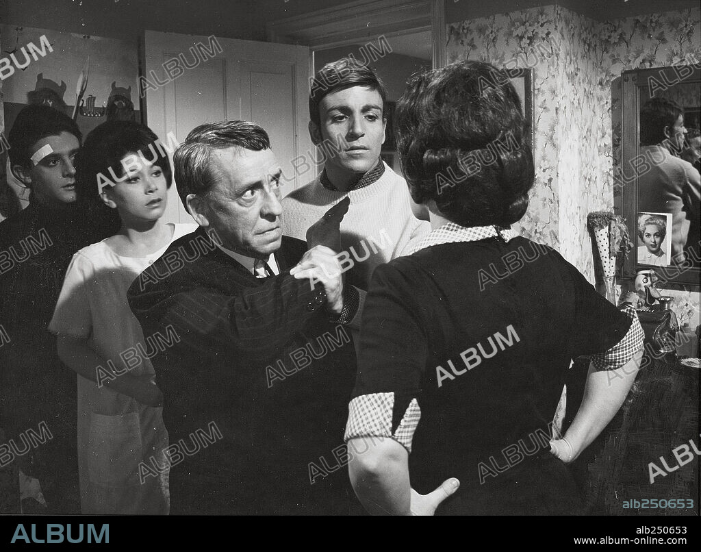 EMILIO GUTIERREZ CABA, MERCEDES VECINO, Mª JOSE GOYANES, PACO MARTINEZ SORIA y PEPE RUBIO en QUE HACEMOS CON LOS HIJOS?, 1967, dirigida por PEDRO LAZAGA. Copyright PEDRO MASO P.C.