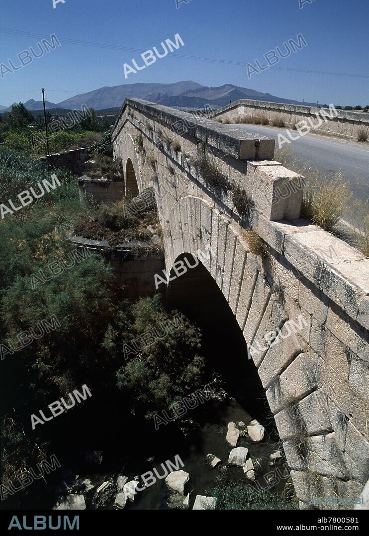 AUTOR LIBRE 01307. PUENTE DE LAS TABLAS(S XVIII)SOBRE EL RIO GUADALBULLON.