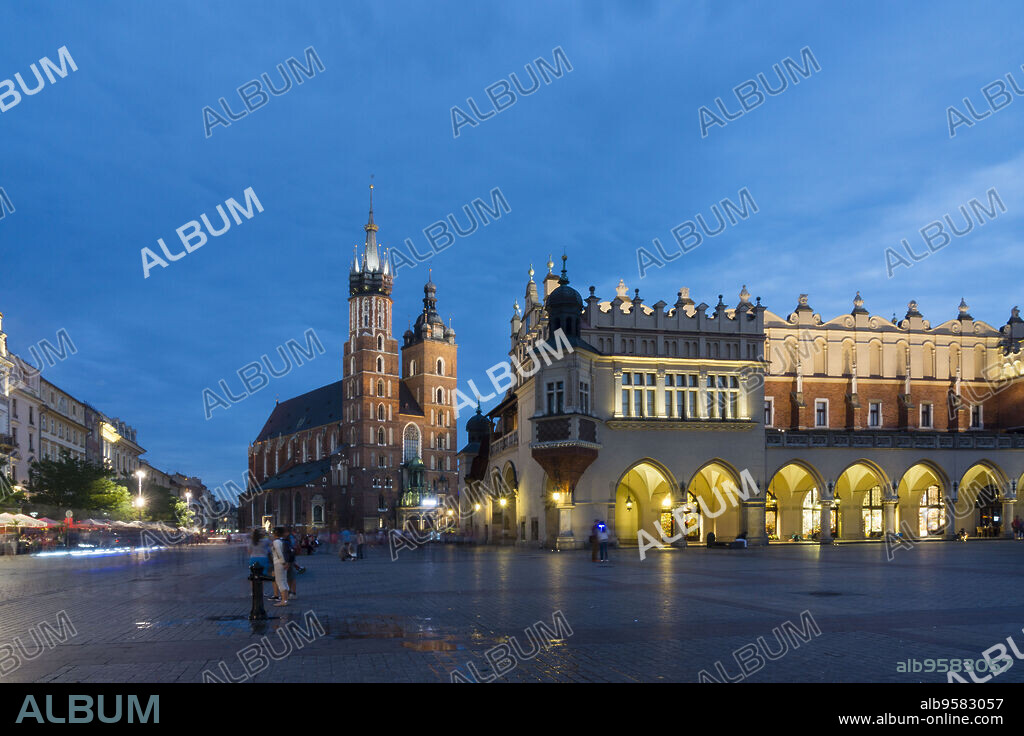 lonja de los Paños o Sukiennice edificio renacentista y basilica gotica de Santa Maria, Rynek Gówny , plaza del mercado, Cracovia , voivodato de Pequeña Polonia,Polonia, eastern europe.