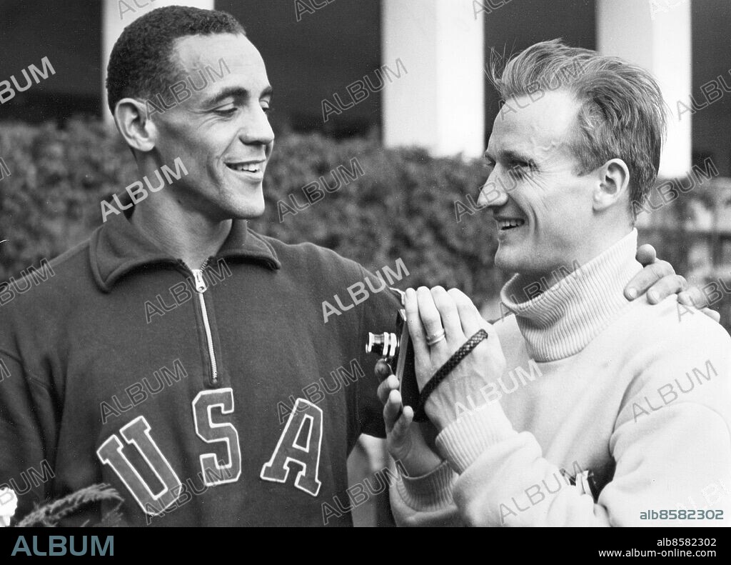 FINLAND HELSINGFORS 1952-07-22.. Lars-Erik Wolfbrandt (Sverige), th, som kom åtta i finalen på 800 m. vid de olympiska sommarspelen 1952, i samspråk med vinnaren Mal Whitfield (USA).. Foto: Owe Sjöblom / AB Text & Bilder / SVT / Kod: 5600. Mapp: 800 m (O.S. -52) I:286E. Segrare Vinnare Vänner.