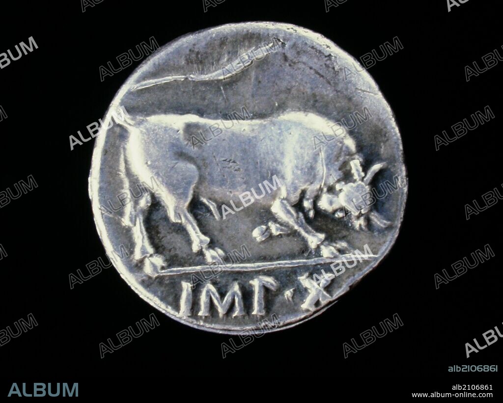 NUMISMATICA. MONEDA IMPERIO ROMANO. DENARIO DE PLATA, DE AUGUSTO. REVERSO. TORO EMBISTIENDO A LA DERECHA. 14-12 A.C. (DEPOSITO: MUSEO ARQUEOLOGICO NACIONAL).