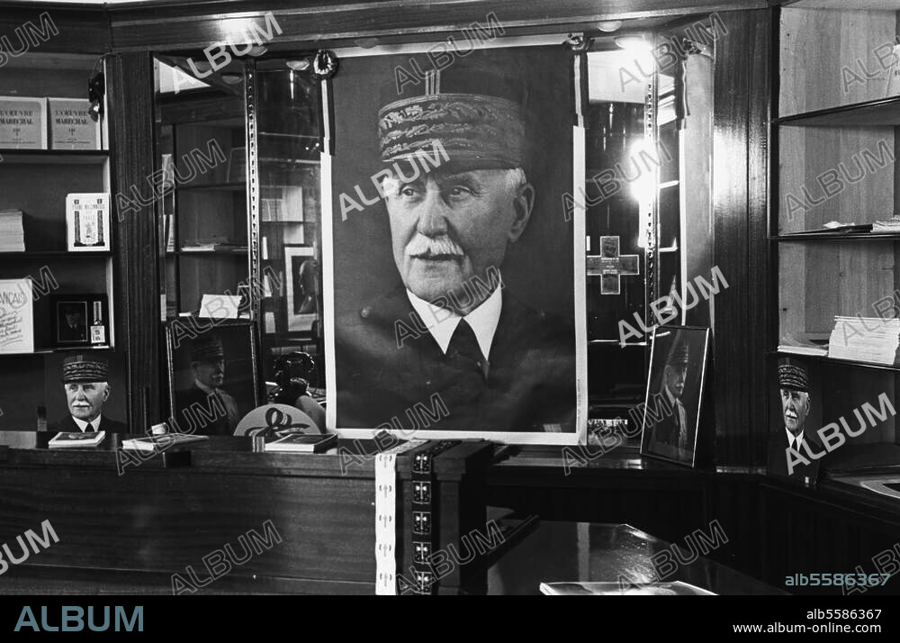 re: Petain, Philippe; French marshal and politician; 1856-1951. Portraits of Petain (in a shop ?). Photo, undated. From a series "La culte du Marechal Petain pendant la guerre 1939-1944".