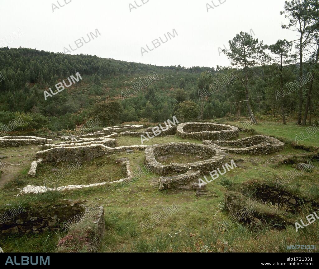 ARTE CELTA. CULTURA DE LOS CASTROS. ESPAÑA. Desarrollada durante la última fase de la Edad del Bronce y la Edad del Hierro en la Meseta y el Oeste peninsular, se caracteriza por sus recintos fortificados de forma circular, provistos de uno o varios muros concéntricos. Vista del CASTRO DE BORNEIRO, habitado entre los ss. VI y I a. C. CABANA. Provincia de A Coruña. Galicia.