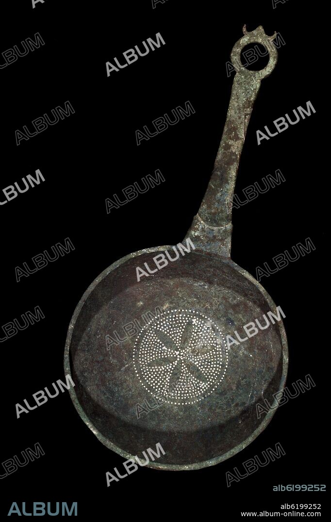 COLADOR ROMANO DE BRONCE PROCEDENTE DE IZNALLOZ, GRANADA - FECHADO ENTRE EL AÑO 75 Y EL 124.