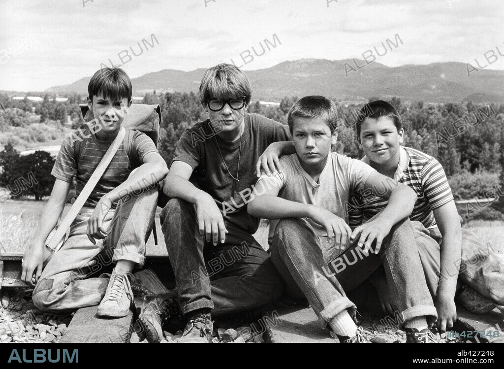 COREY FELDMAN, JERRY O'CONNELL, RIVER PHOENIX and WIL WHEATON in STAND BY ME, 1986, directed by ROB REINER. Copyright COLUMBIA PICTURES.