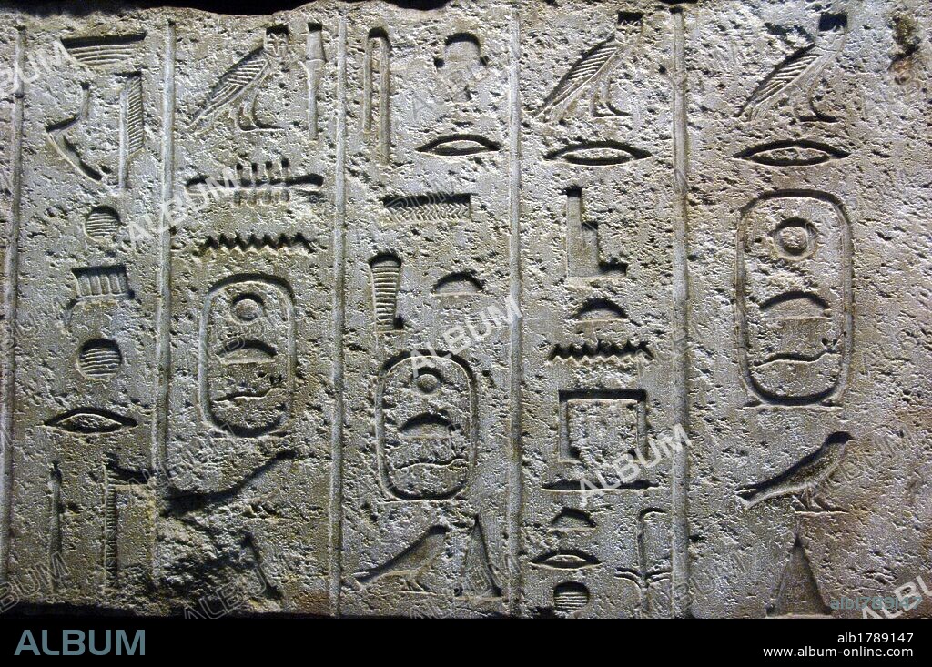 ESCRITURA JEROGLIFICA. Detalle de la puerta de piedra caliza de la TUMBA DE TJETJI. Imperio Antiguo. IV Dinastía. Fechada hacia el año 2500 a. C. Procede de Giza. Egipto. Museo Británico. Londres. Inglaterra. Reino Unido.