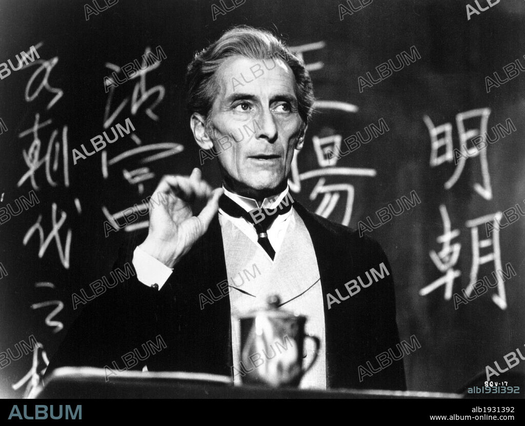 PETER CUSHING en KUNG FU CONTRA LOS SIETE VAMPIROS DE ORO, 1974 (THE LEGEND OF THE 7 GOLDEN VAMPIRES), dirigida por ROY WARD BAKER. Copyright HAMMER.