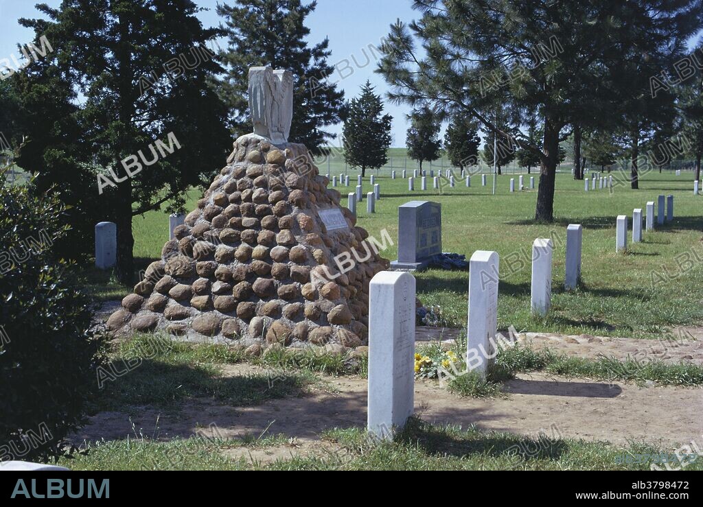 Geronimo's grave; Apache Cemetery, Ft. Sill, Oklahoma. Geronimo (June 16, 1829 - February 17, 1909) was a prominent Native American leader who fought against Mexico and the United States for control of Apache tribal lands.