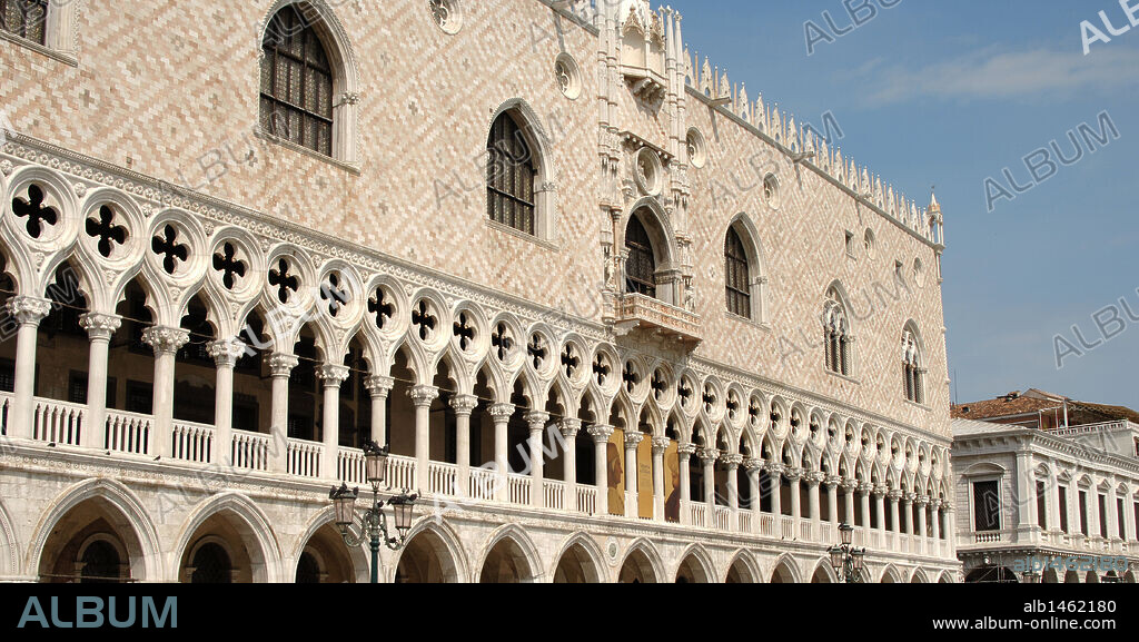 ITALIA. VENECIA. Vista del PALACIO DUCAL o DE LOS DOGOS, construído en su mayor parte entre 1309 y 1442 como residencia del dux. Véneto.