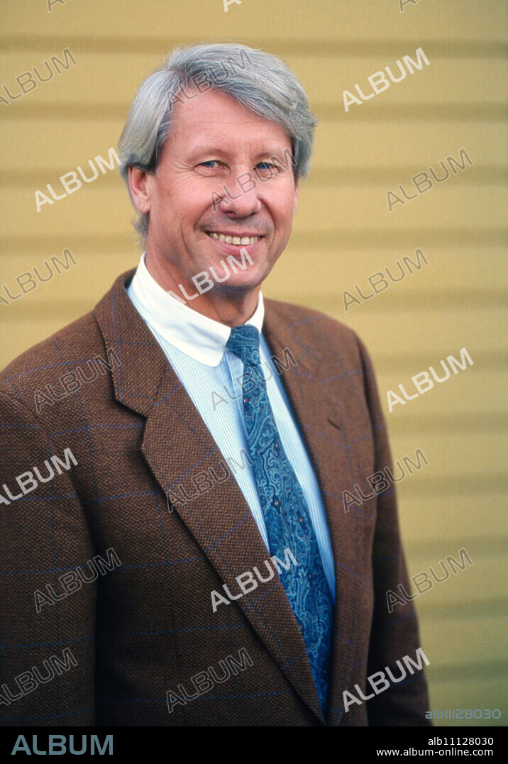 Karl Senne, predecessor of Norbert König, German television presenter, who hands over "Das aktuelle Sport Studio" at ZDF in Mainz in October, Germany 1992. (original german headline: Karl Senne).