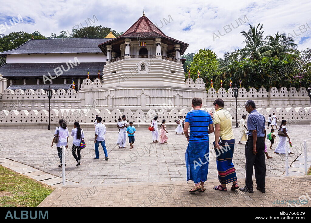 Tourists on a tour of Temple of the Sacred Tooth Relic (Temple of the Tooth) (Sri Dalada Maligawa), UNESCO World Heritage Site, Kandy, Sri Lanka, Asia.
