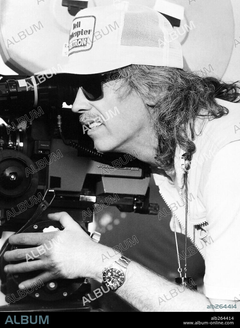 JOHN CARPENTER in THEY LIVE, 1988, directed by JOHN CARPENTER. Copyright UNIVERSAL PICTURES.