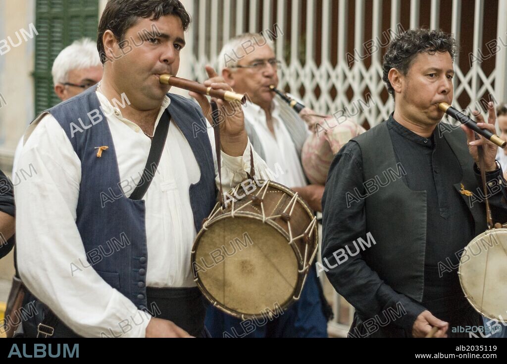 musicos con traje tradicional, fiestas de la Beata, vinculadas con la beatificación de Sor Caterina Tomàs. Santa Margalida. Mallorca. Islas Baleares. España.