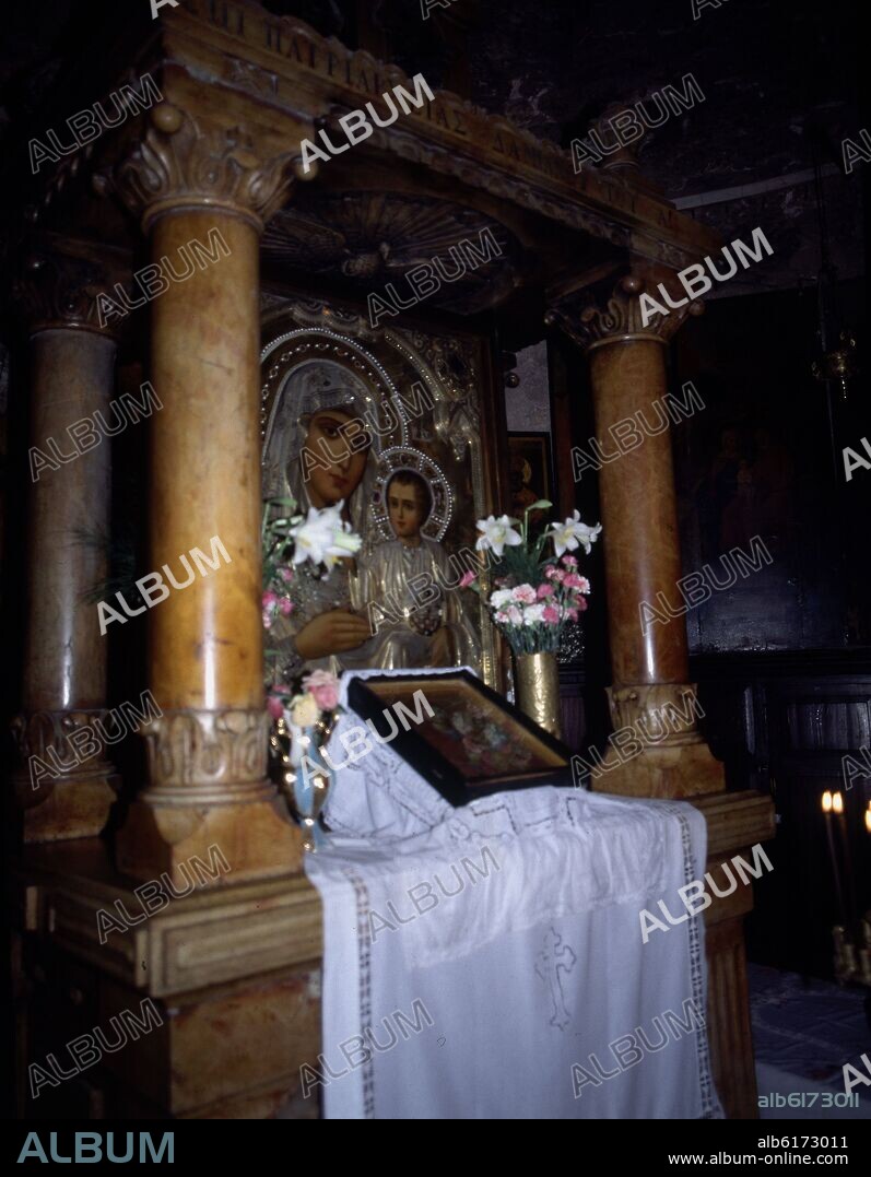 INTERIOR-ALTAR CON ICONO DE LA VIRGEN CON EL NIÑO-IGLESIA CONTROLADA POR ORTODOXOS.