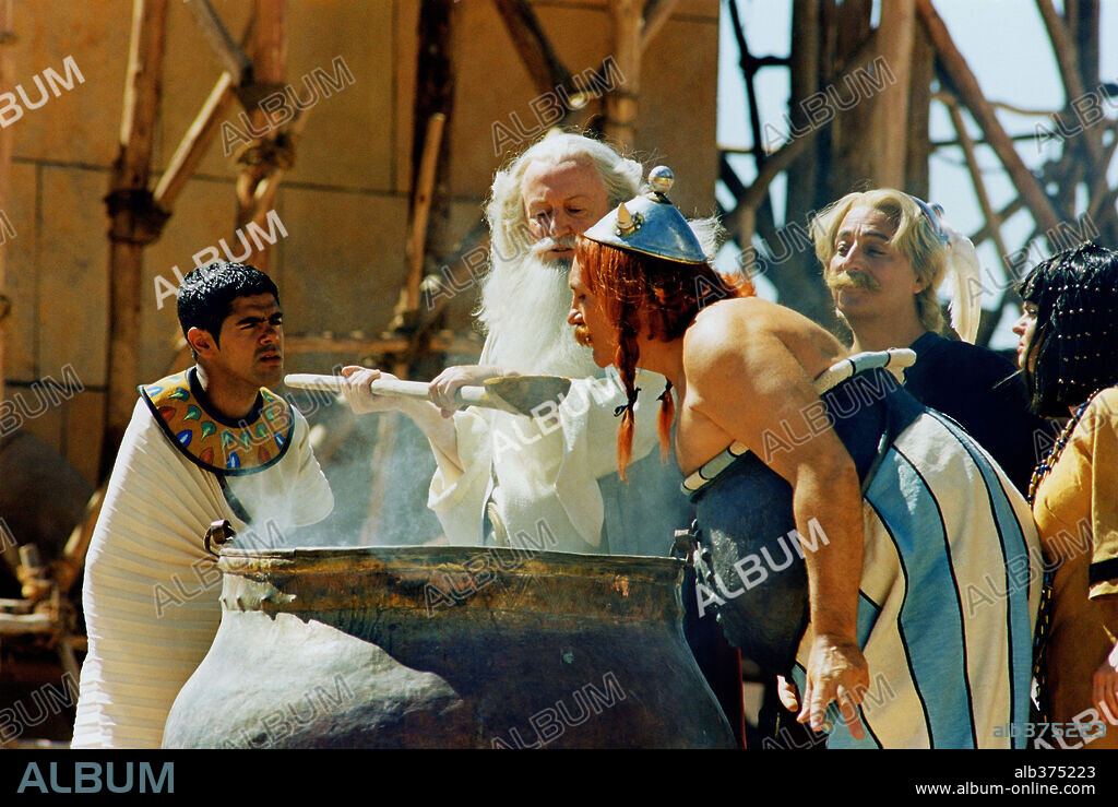 CHRISTIAN CLAVIER, GERARD DEPARDIEU et JAMEL DEBBOUZE dans ASTERIX ET OBELIX, MISSION CLEOPATRE, 2002, réalisé par ALAIN CHABAT. Copyright RENN PRODS/TF1 FILMS PRODUCTIONS.