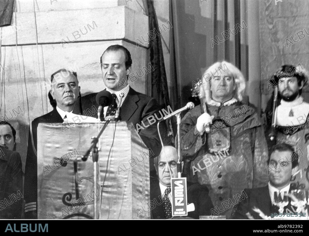 3 febrero 1981. El Rey en la casa de Juntas de Guernica cuando Iba A dar su discurso Es Interrumpido por Representantes de Herri Batasuna, se Levantaron y punto en Alto, Entonaron El "Eusko Gudariak".
