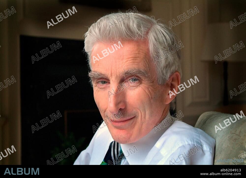 Martin Rees, Baron Rees of Ludlow, Britischer Astronom, seit 1995 Astronomer Royal, Präsident der Royal Society London, geb. 1942 in York, GB.-Porträt: in seinem Büro in Trinity College Cambridge, England, Dezember 2006.-Foto: Purkiss Archive, 2006.