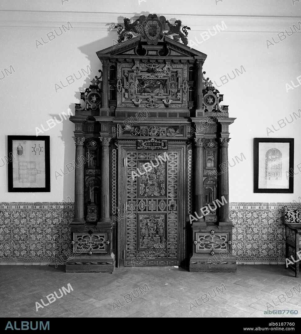 PUERTA DE TARACEA ALEMANA EN EL SALON DEL TRONO - 1567 - FOTOGRAFIA EN BLANCO Y NEGRO - AÑOS 60.