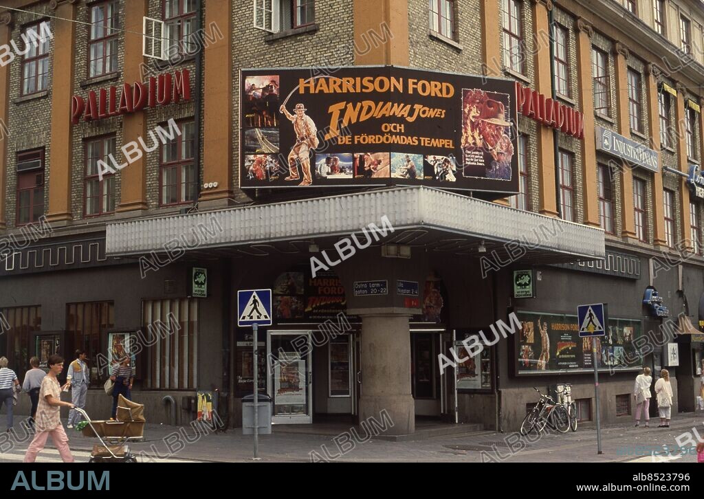 Göteborg - 1980-tal - Biografen Palladium vid Kungsportsplatsen - Exteriör *** Local Caption *** BS - Låda Krep 2009-biografer-småbildsdior-1980-tal. KAMERAREPORTAGE.