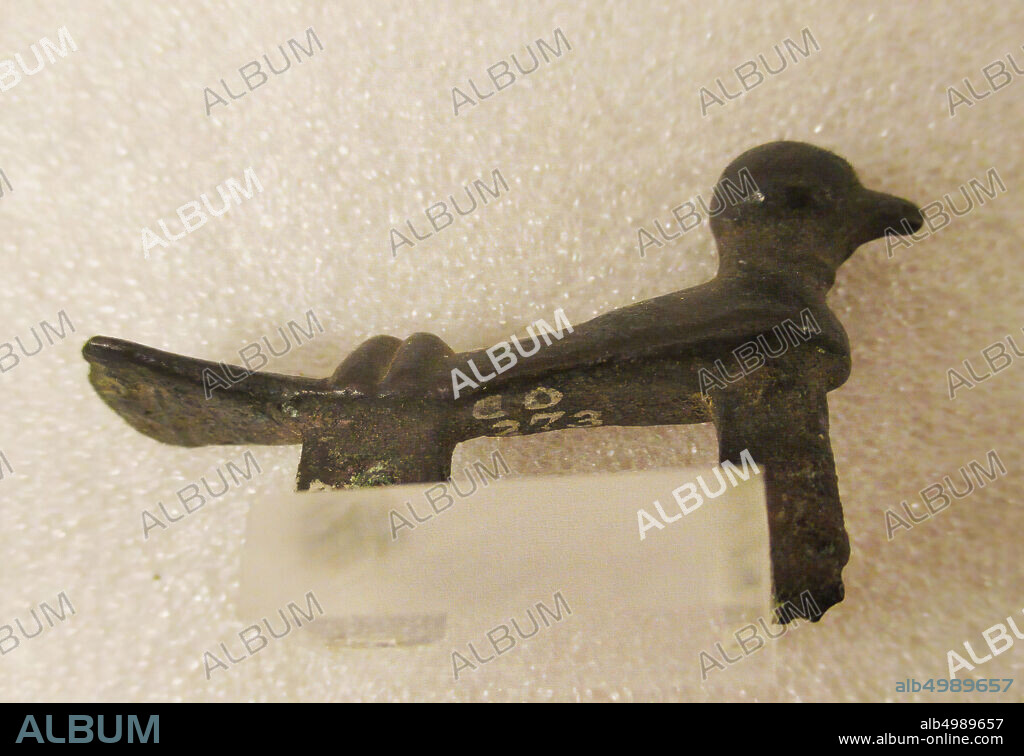 Classical antiquity, animal, fibula?, bronze, 4.3 x 0.9 x 2.4 cm ex base, base 2 x 2 x 0.4 cm, Location, Italy.