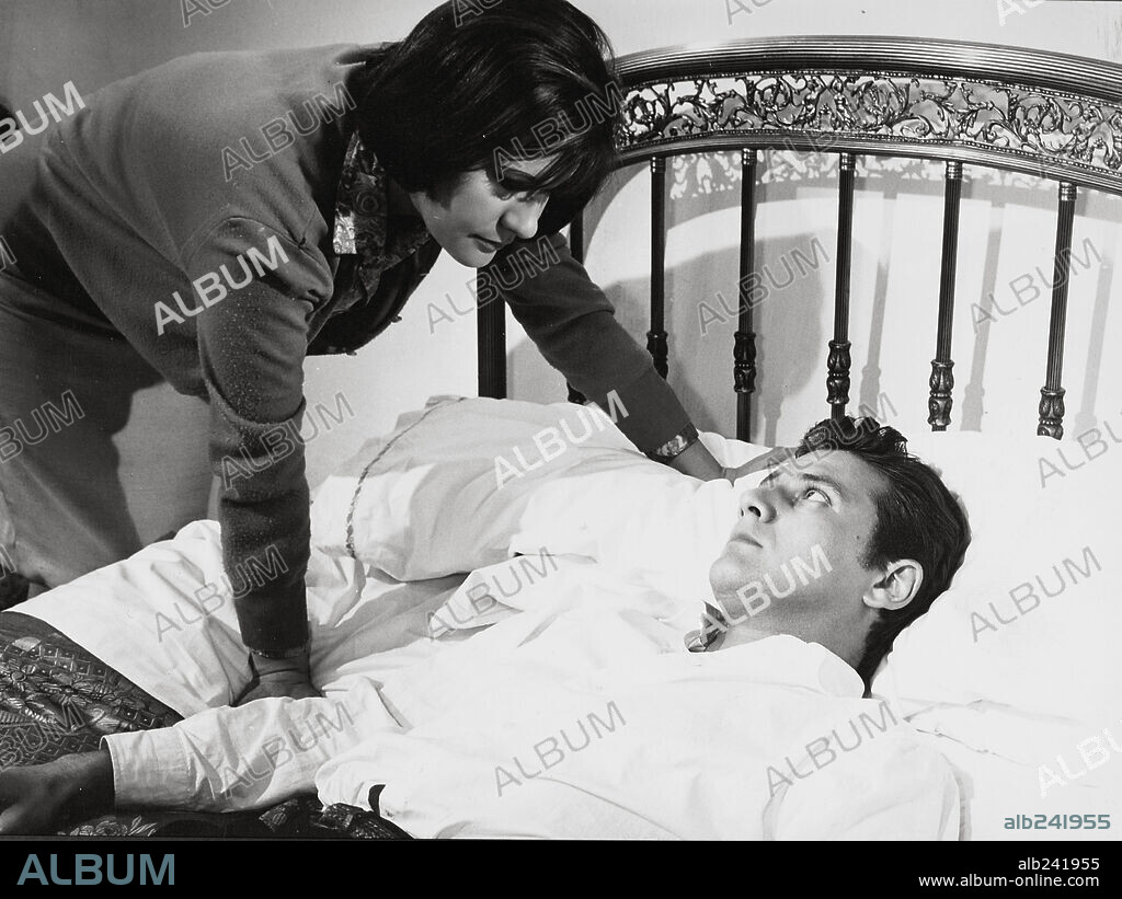 CARLOS LARRAÑAGA y LINA CANALEJAS en EL EXTRAÑO VIAJE, 1964, dirigida por FERNANDO FERNAN GOMEZ. Copyright IZARO FILMS.