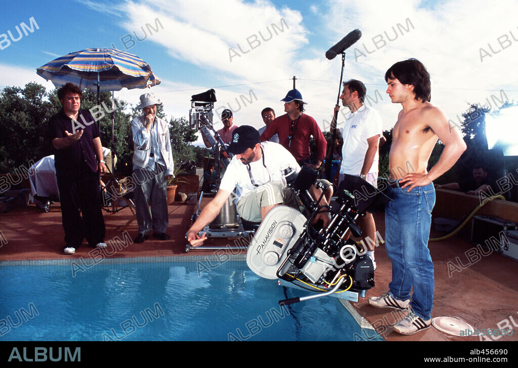 GAEL GARCIA BERNAL and PEDRO ALMODOVAR in BAD EDUCATION, 2004 (LA MALA EDUCACION), directed by PEDRO ALMODOVAR. Copyright EL DESEO S.A.