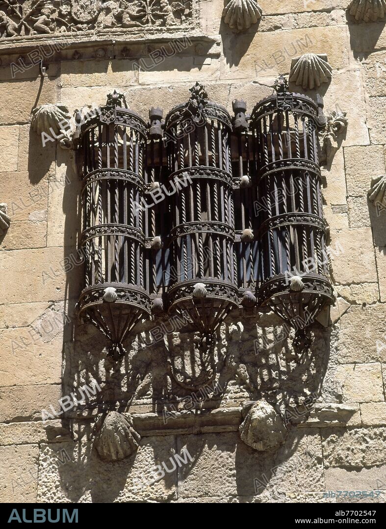 EXTERIOR - REJA GOTICA DE LA CASA DE LAS CONCHAS -  SIGLO XVI.