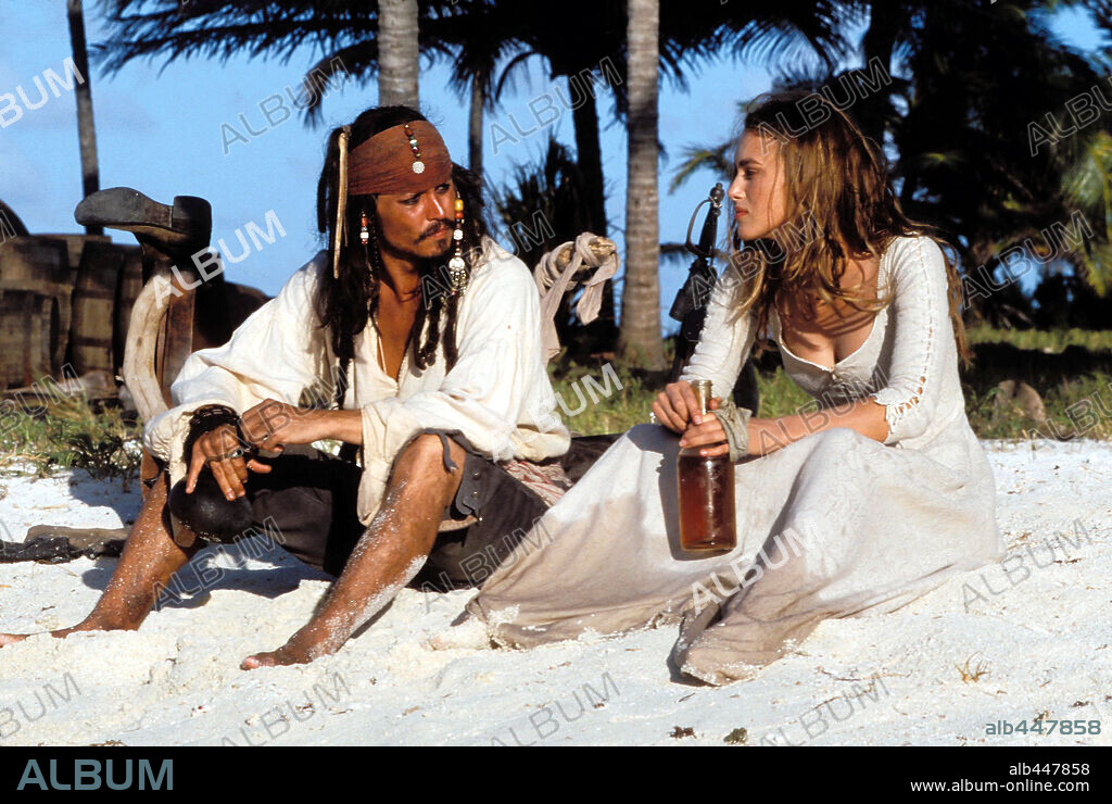 JOHNNY DEPP y KEIRA KNIGHTLEY en PIRATAS DEL CARIBE: LA MALDICIÓN DE LA PERLA NEGRA, 2003 (PIRATES OF THE CARIBBEAN: THE CURSE OF THE BLACK PEARL), dirigida por GORE VERBINSKI. Copyright TOUCHSTONE PICTURES.