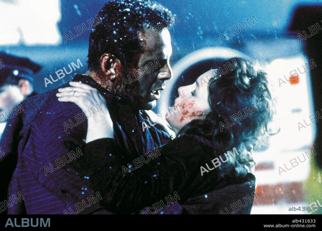 BONNIE BEDELIA and BRUCE WILLIS in DIE HARD 2, 1990, directed by RENNY HARLIN. Copyright 20TH CENTURY FOX.