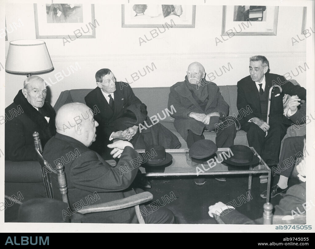 Madrid, 1966. At ABC's house. Meeting of survivors of the campaigns in Cuba, the Philippines and Puerto Rico. From left to right, Guillermo Pérez Aguado, Salvador Banus Rivé, Juan Bautista Esteller González, Baldomero Salavenada and Ricardo Roca Felicó.