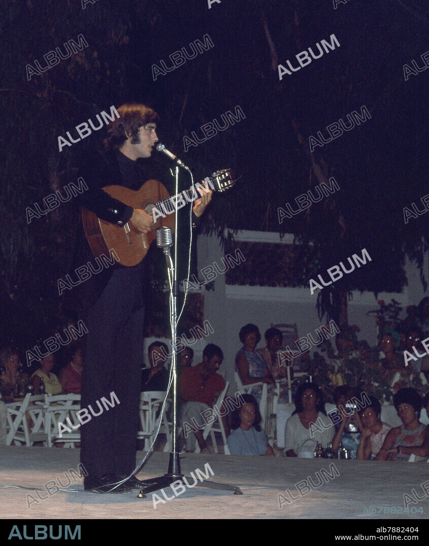 JOAN MANUEL SERRAT CANTANDO AÑOS 60 - FOTO AÑOS 60.