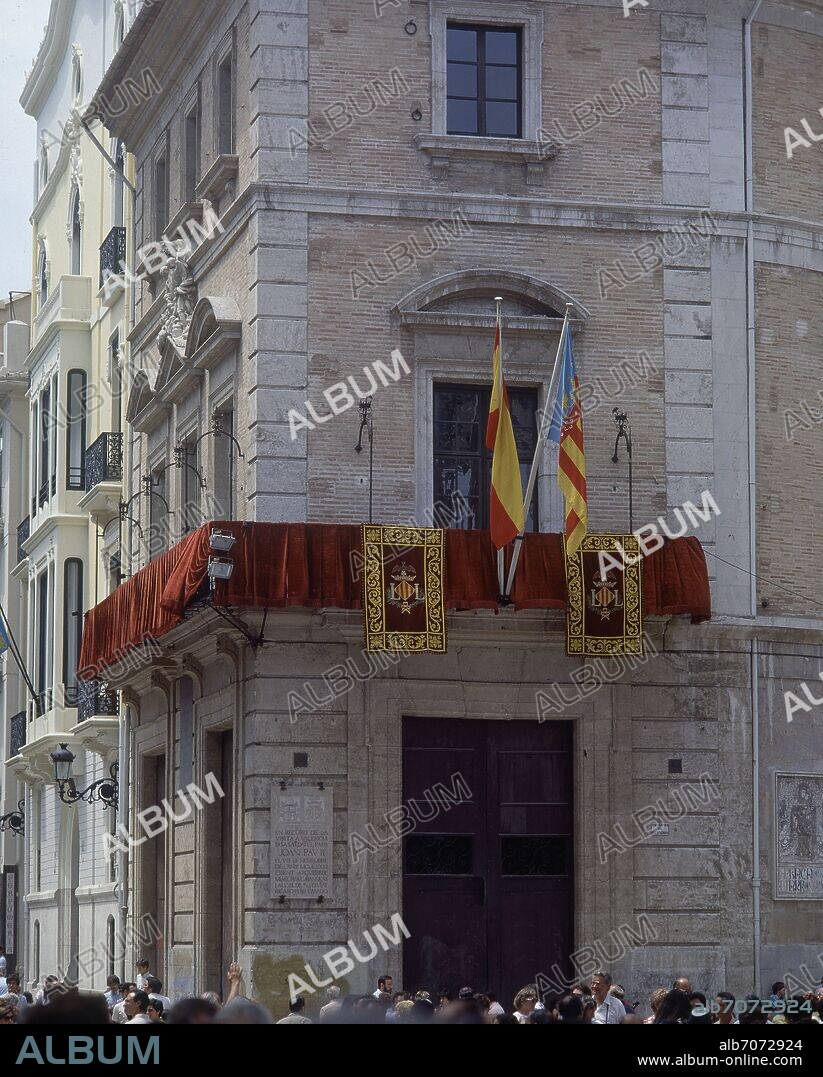 CASA DEL VESTUARIO ENGALANADA PARA EL DIA DEL CORPUS.