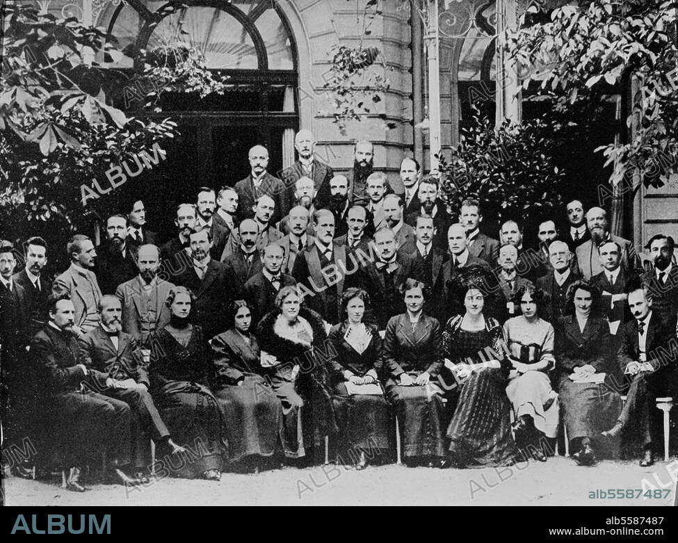Freud, Sigmund Neurologist, founder of psychoanalysis, 1856-1939. Weimar Congress 1911: In the middle S. Freud, to the right C.G. Jung. 2nd row from top (3rd from right) Paul Federn from Vienna. Group photo.