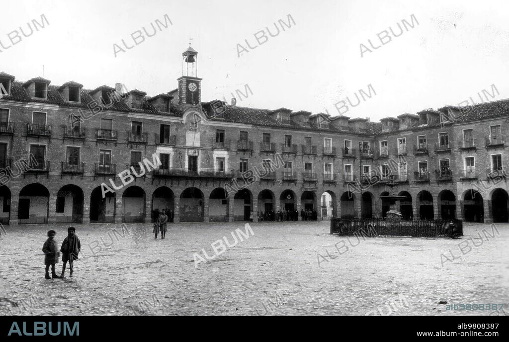 Vista general de la plaza mayor y del ayuntamiento del pueblo Ocaña (Toledo).
