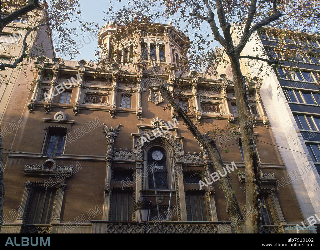 DOMENECH JOSEP. EDIFICIO MODERNISTA DE REAL ACADEMIA DE CIENCIAS Y ARTES DE BARCELONA Y DEL TEATRO POLIORAMA SITUADO EN EL 115 DE LAS RAMBLAS INAUGURA.