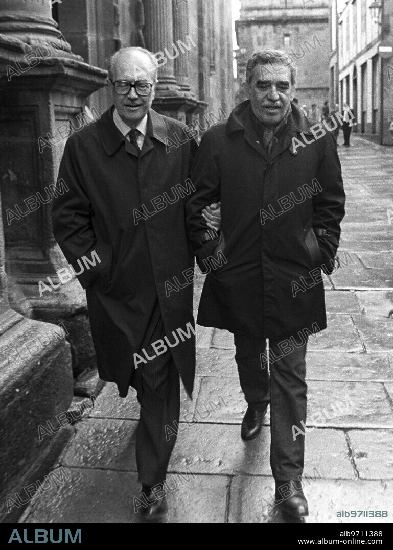 ESPAÑA LITERATURA GARCÍA MÁRQUEZ: SANTIAGO DE COMPOSTELA, 02/05/1983.- El premio Nobel de Literatura Gabriel García Márquez (d) pasea por las calles de Santiago de Compostela, acompañado por Domingo García-Sabell, presidente de la Real Academia Gallega y delegado del Gobierno en Galicia. EFE/Ramón Castro/rsa. SPAIN LITERATURE GARCÍA MÁRQUEZ: SANTIAGO DE COMPOSTELA, 02/05/1983.- The Nobel Prize of Literature Gabriel García Márquez (r) rides by the streets of Santiago de Compostella accompanied by Domingo García-Sabadell, the President of the Galician Royal Academy and delegate from the Government in Galicia. EFE/Ramón Castro/ml.