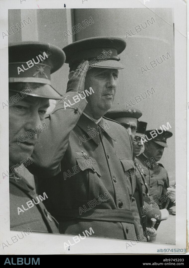 Barcelona, 26/05/1941. El capitán general de la IV región, Alfredo Kindelán, presencia el desfile en su honor, desde el balcón principal del Palacio de Capitanía.