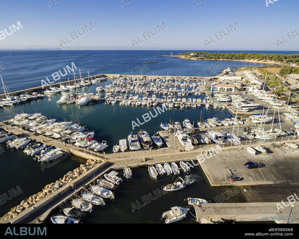 Club Nautico S'Estanyol, con el Faro de S'Estalella al fondo, llucmajor, Mallorca, balearic islands, spain, europe.