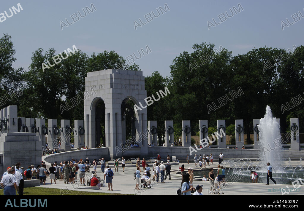 TURISTAS visitando el MEMORIAL NACIONAL DE LA SEGUNDA GUERRA MUNDIAL (1939-1945). Situado en el National Mall. S. XX. Washington DC. Distrito de Columbia. Estados Unidos.